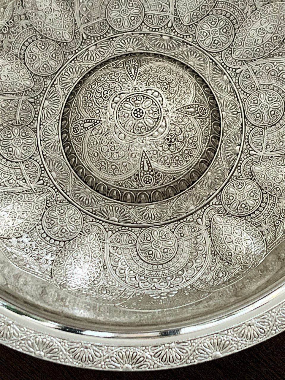 Orientalische Deluxe Hamamschale aus Kupfer in Silberoptik, 21 cm, handgefertigt in der Türkei, ideal als dekorative Wasserschale oder für Hamam-Rituale. detail